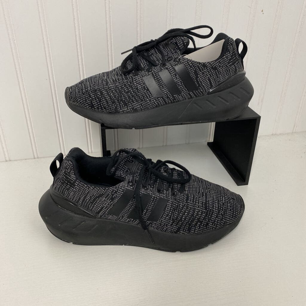 TENNIS SHOES
