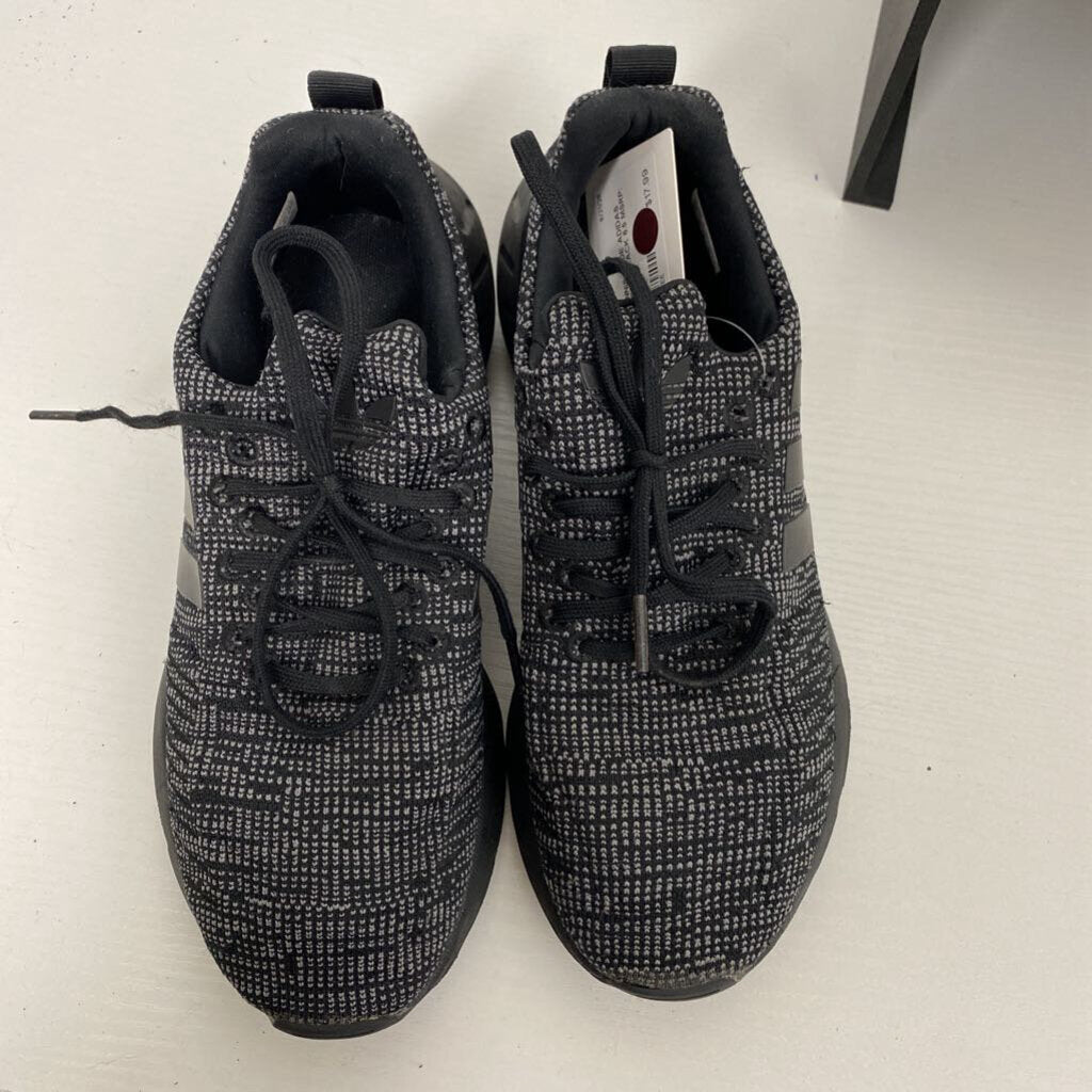 TENNIS SHOES