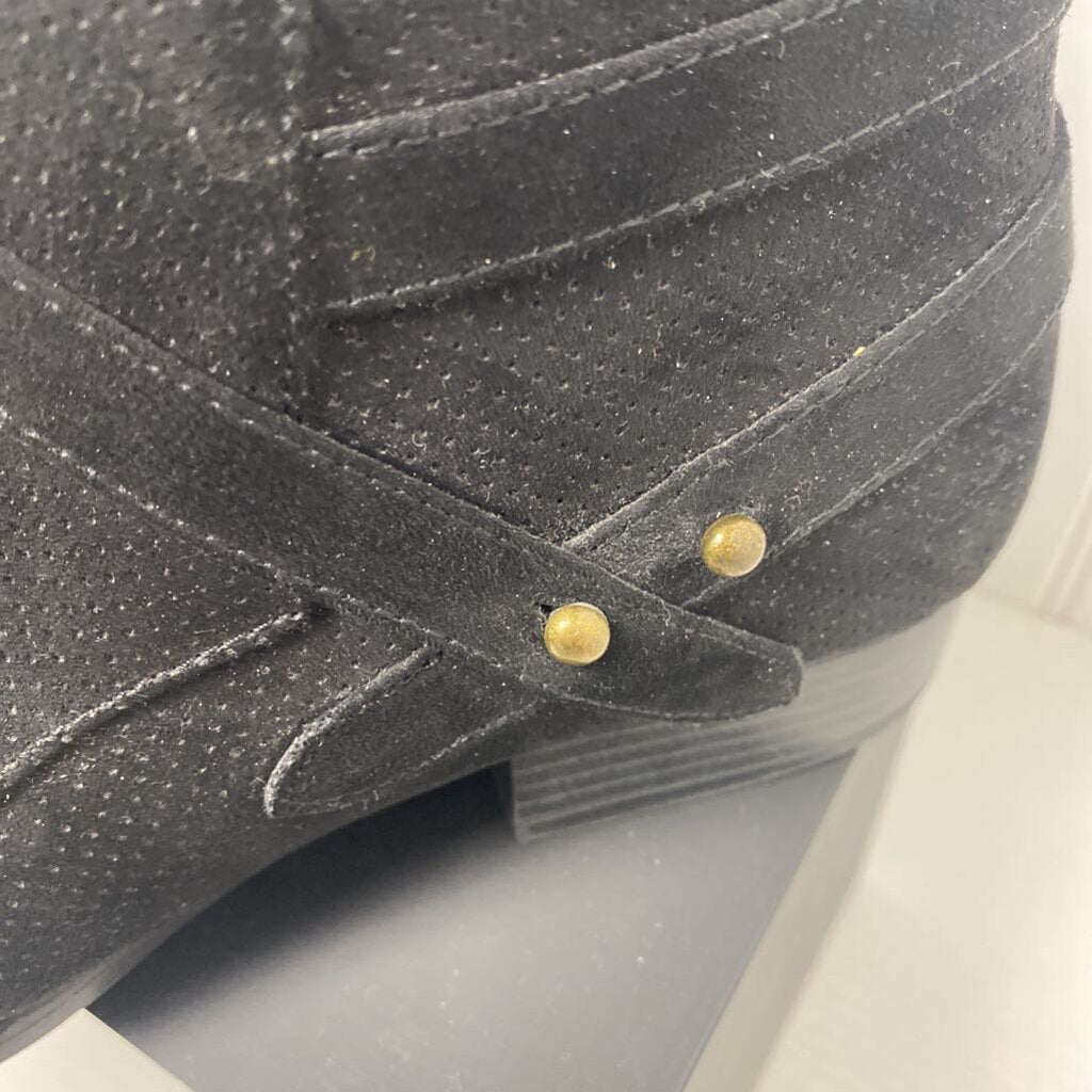 *SUEDE ANKLE BOOT