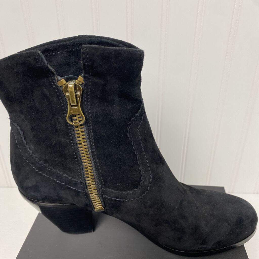 HEELED SUEDE ANKLE BOOTS