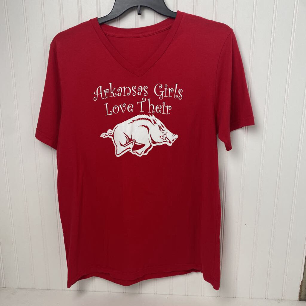 V NECK HOGS GRAPHIC TEE