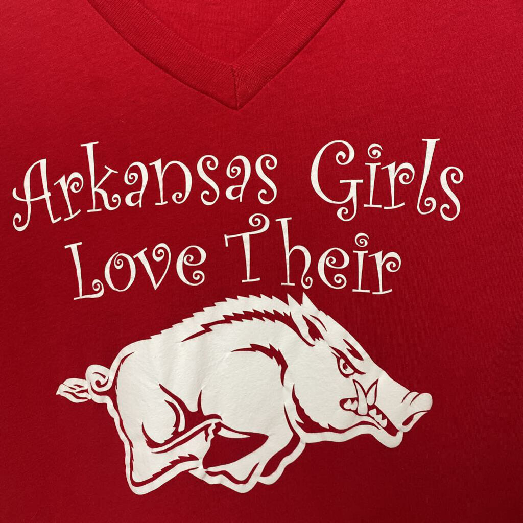V NECK HOGS GRAPHIC TEE