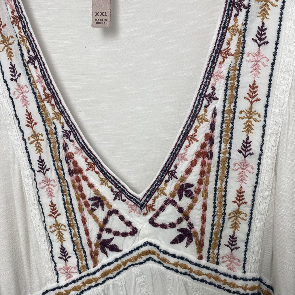 EMBROIDERED V NECK