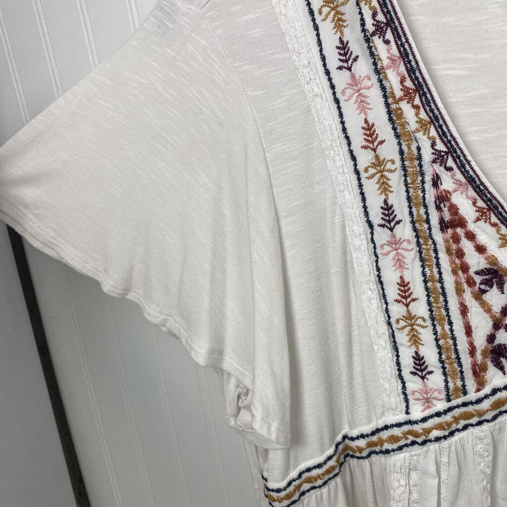 EMBROIDERED V NECK