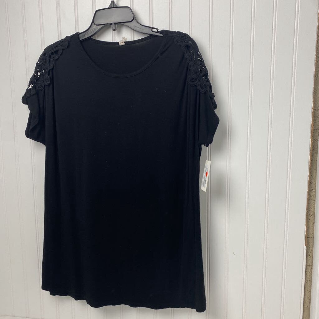 BASIC BLACK TOP WITH LACE ACCENT ON SLEEVE