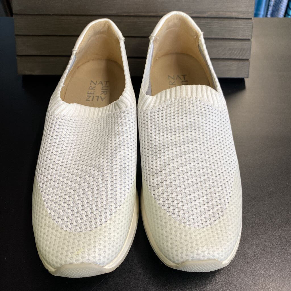 SLIP ON TENNIS SHOE