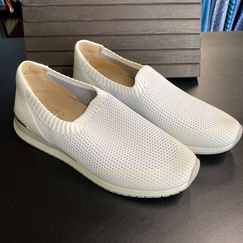 SLIP ON TENNIS SHOE