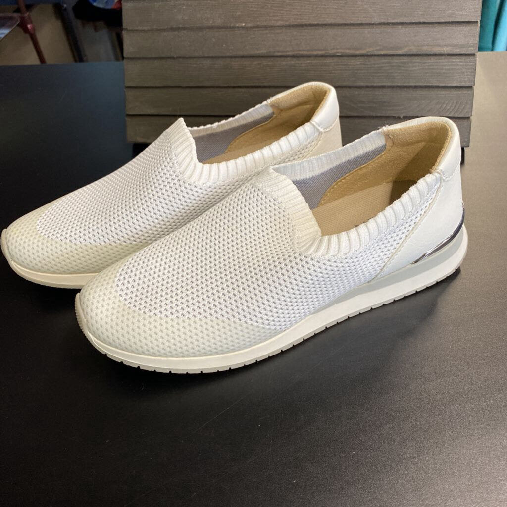 SLIP ON TENNIS SHOE