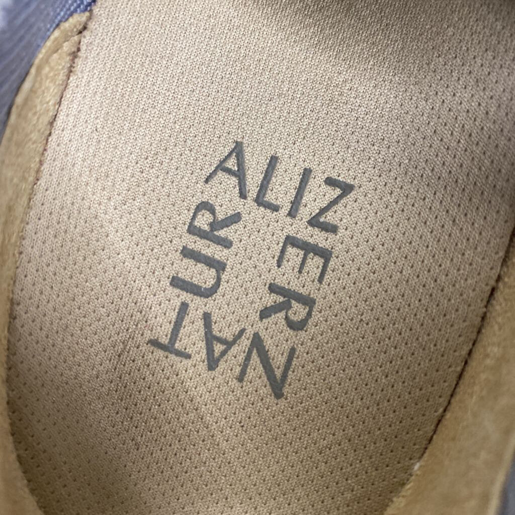 SLIP ON TENNIS SHOE