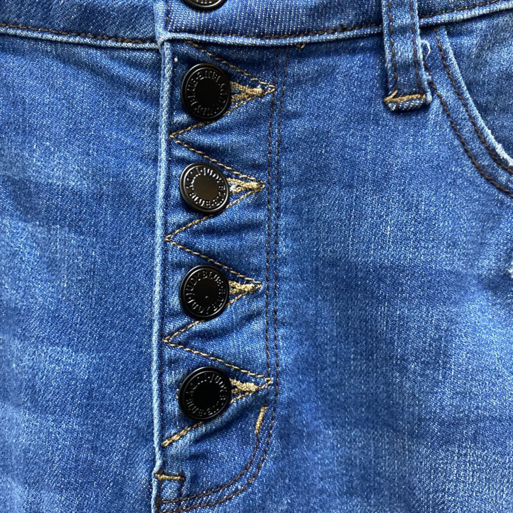 BUTTON DOWN DISTRESSED JEANS