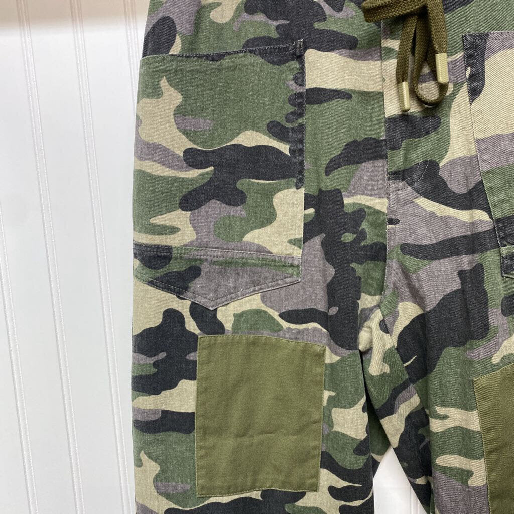 DRAWSTRING CAMO JEANS