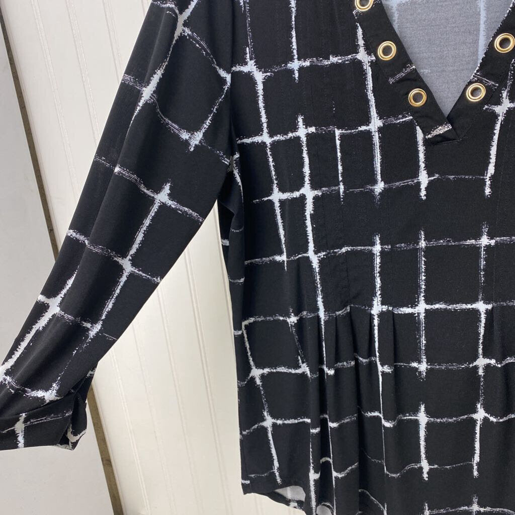 V NECK WITH GROMETS