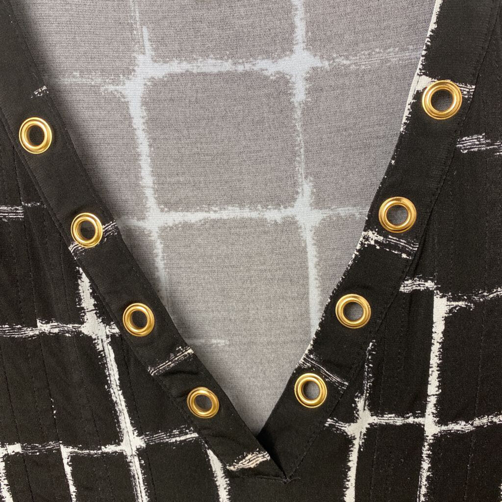 V NECK WITH GROMETS