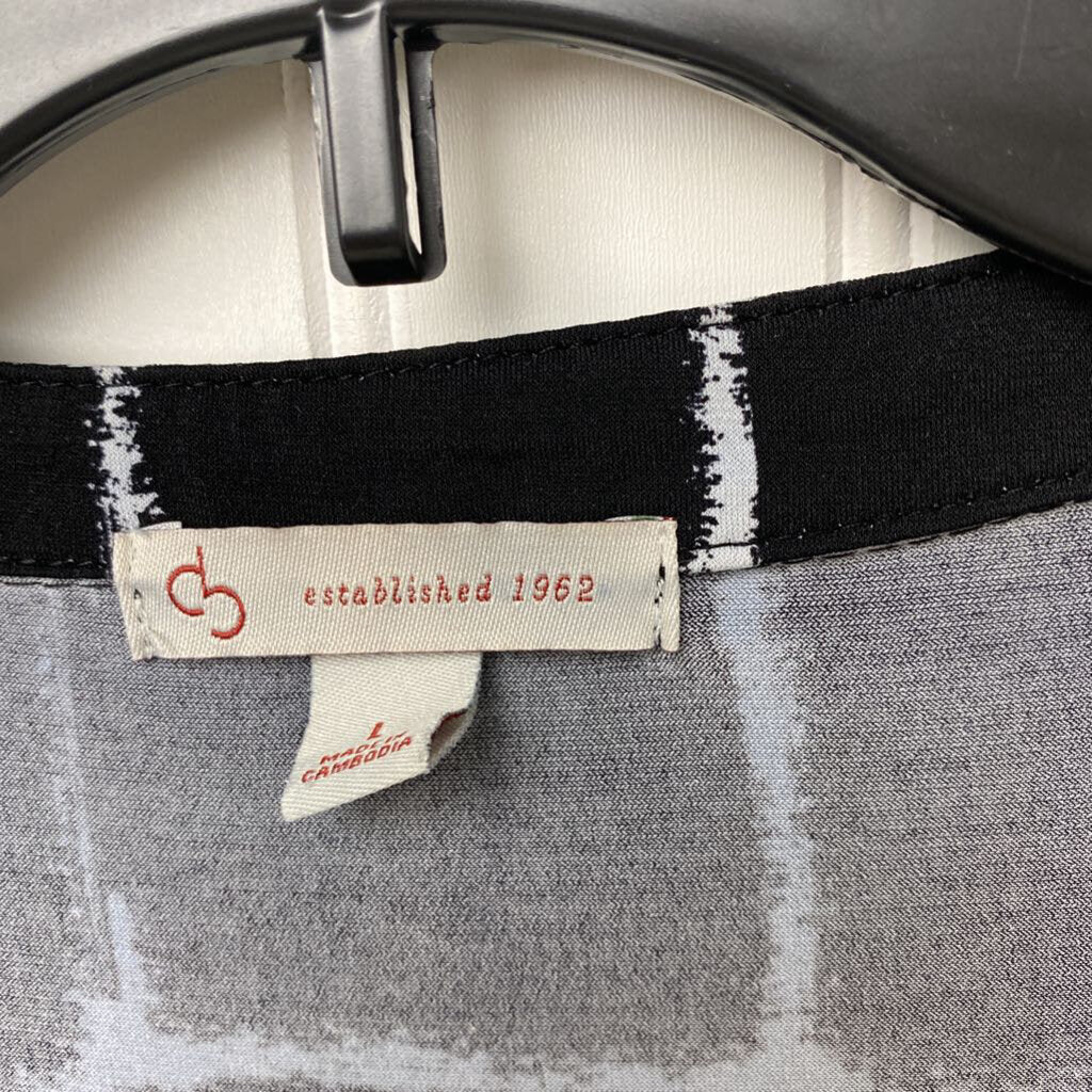 V NECK WITH GROMETS