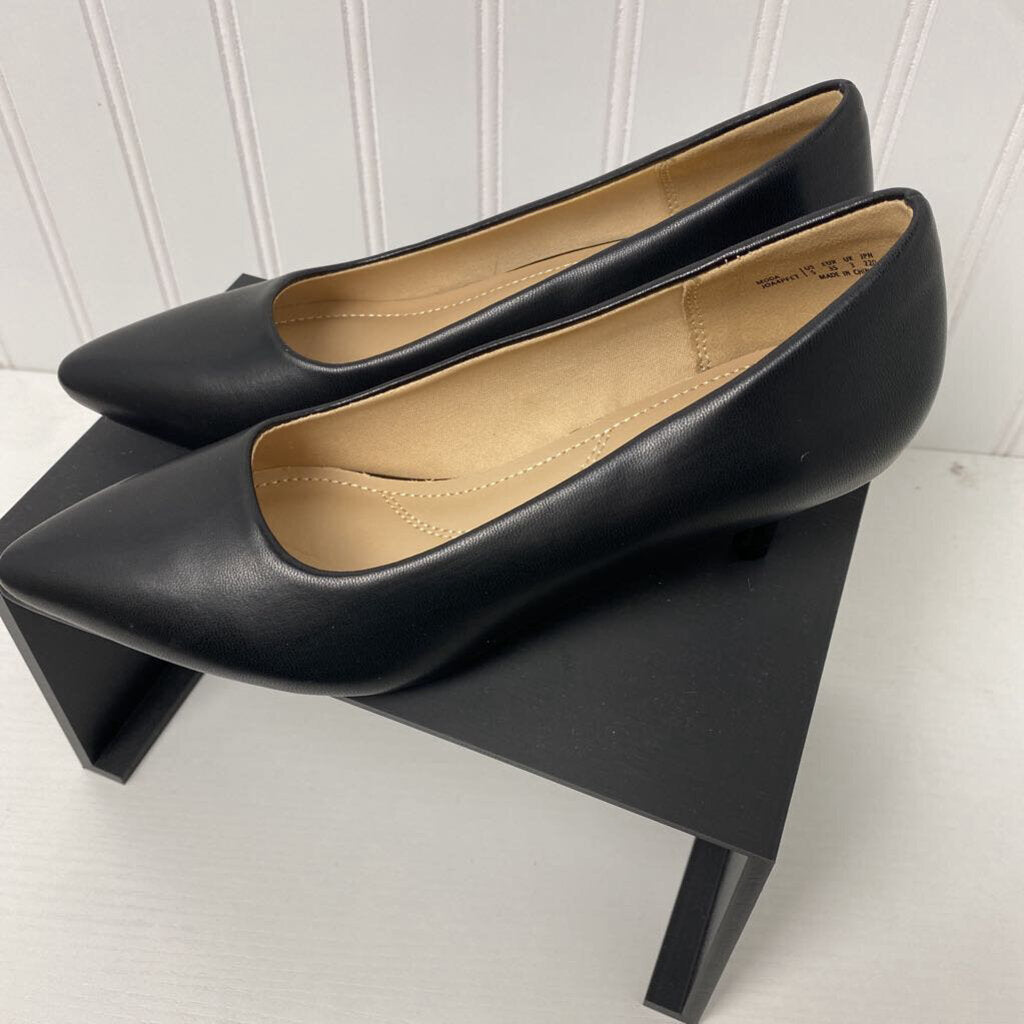 BLACK KITTEN HEELS