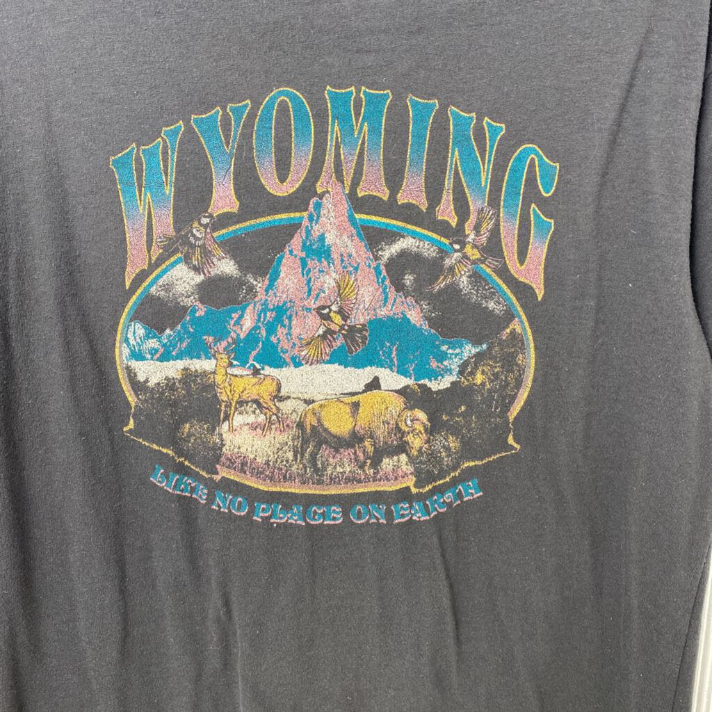 WYOMING GRAPHIC TEE