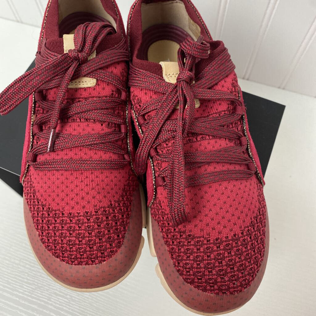 TENNIS SHOES