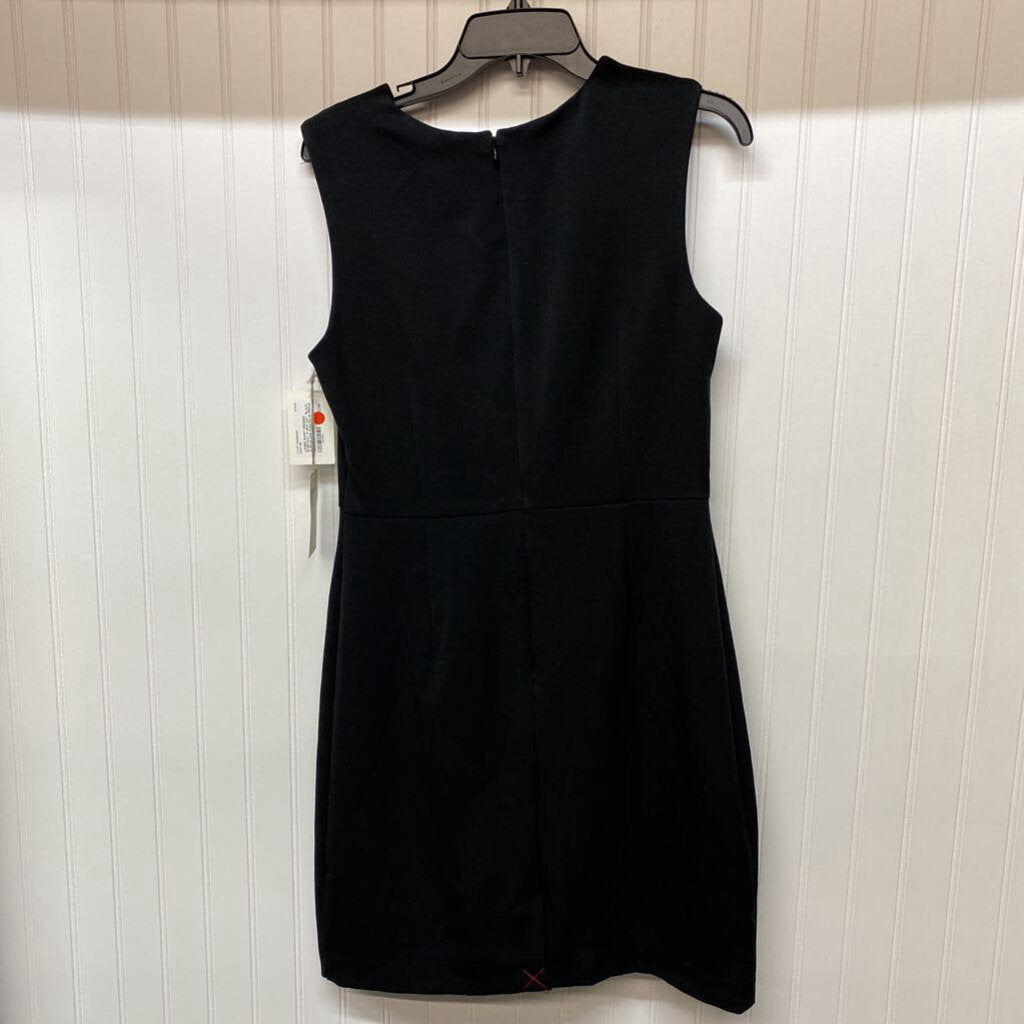 *BLACK SLEEVELESS PLEATED IN MIDDLE