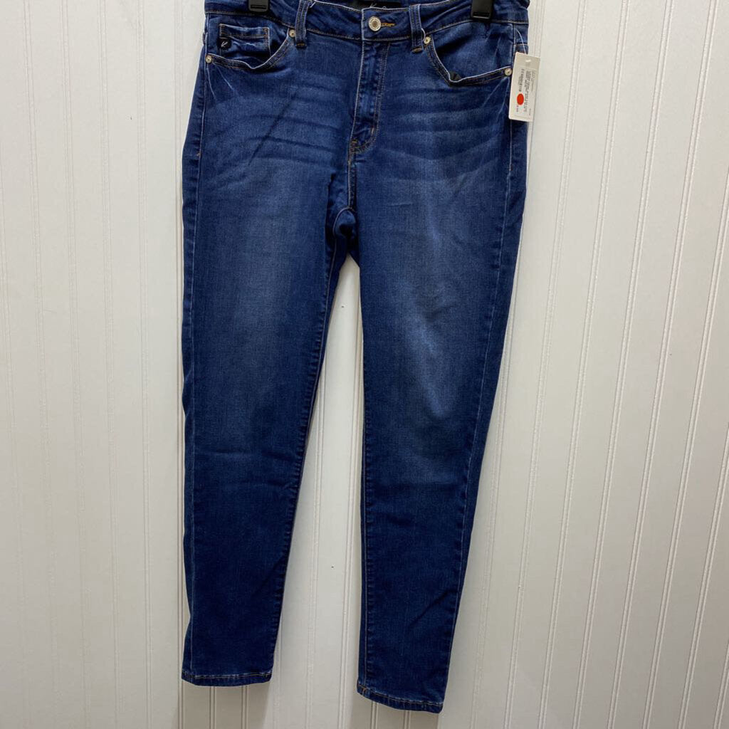 SKINNY LEGGED JEANS
