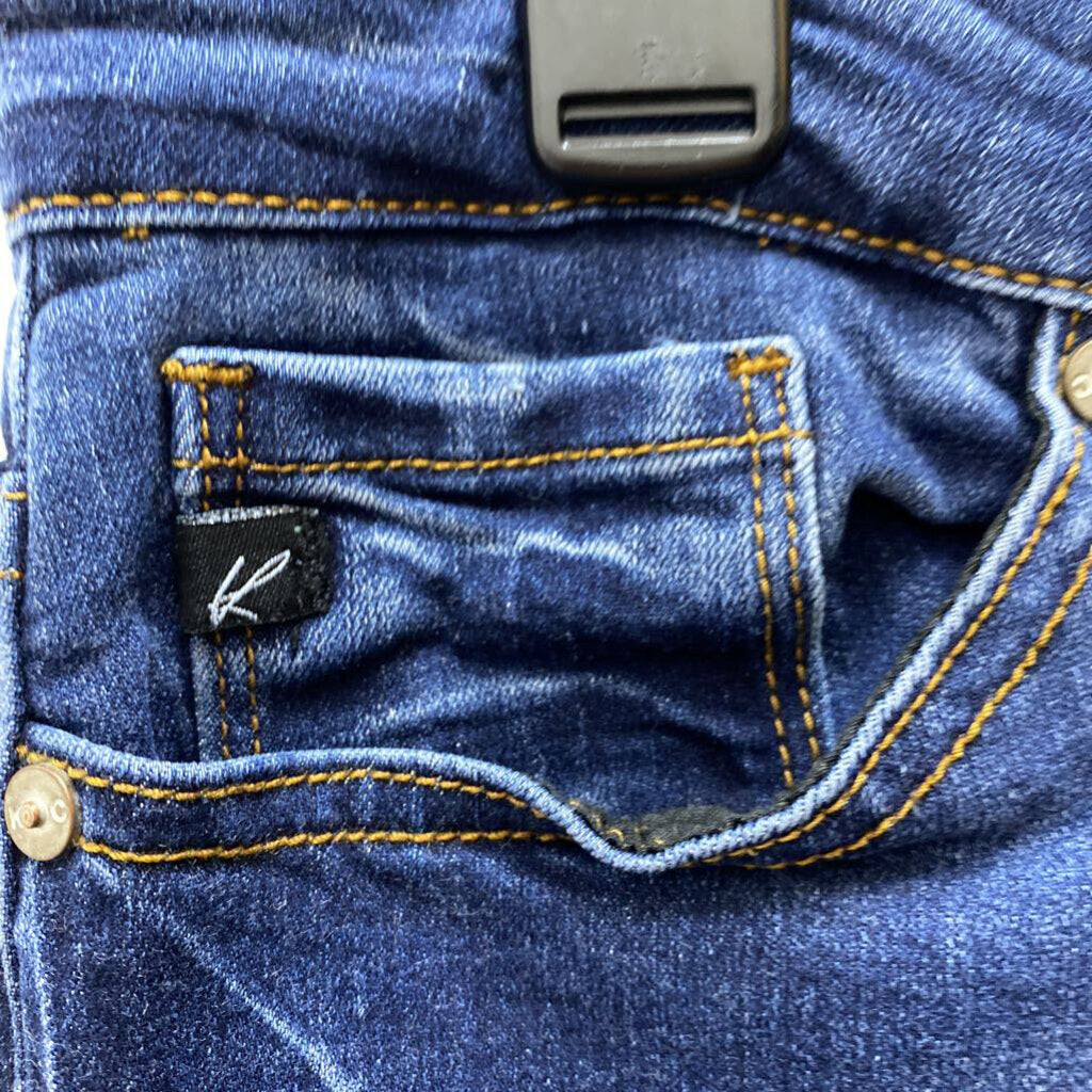 SKINNY LEGGED JEANS