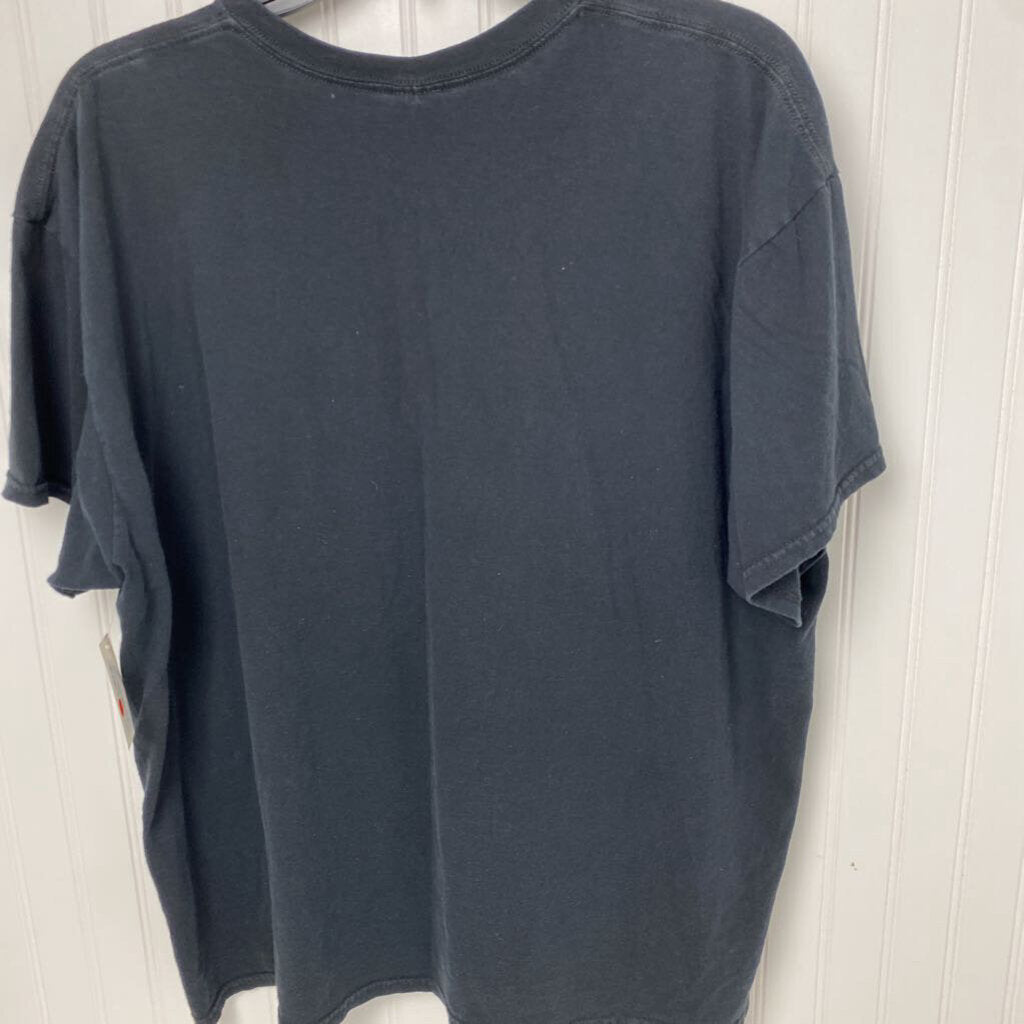 V NECK GRAPHIC TEE