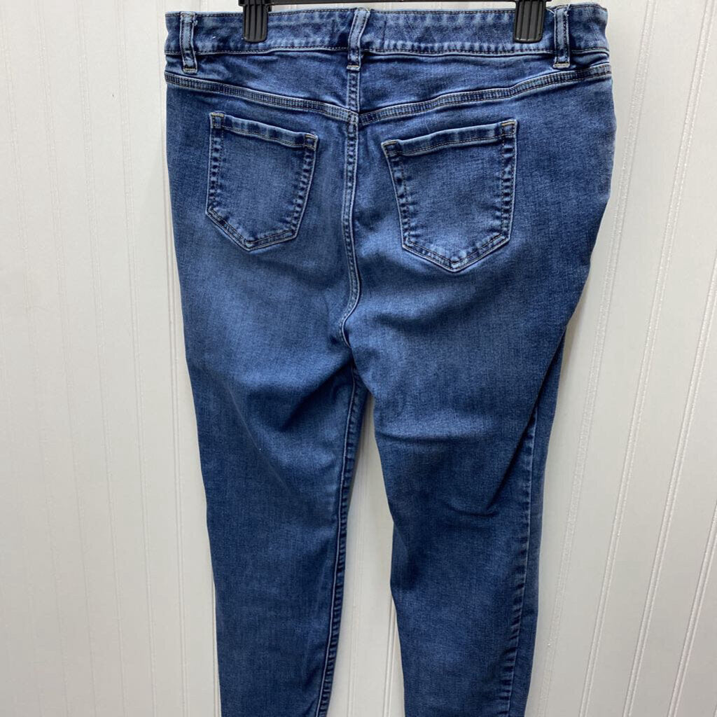 STRAIGHT FIT JEANS