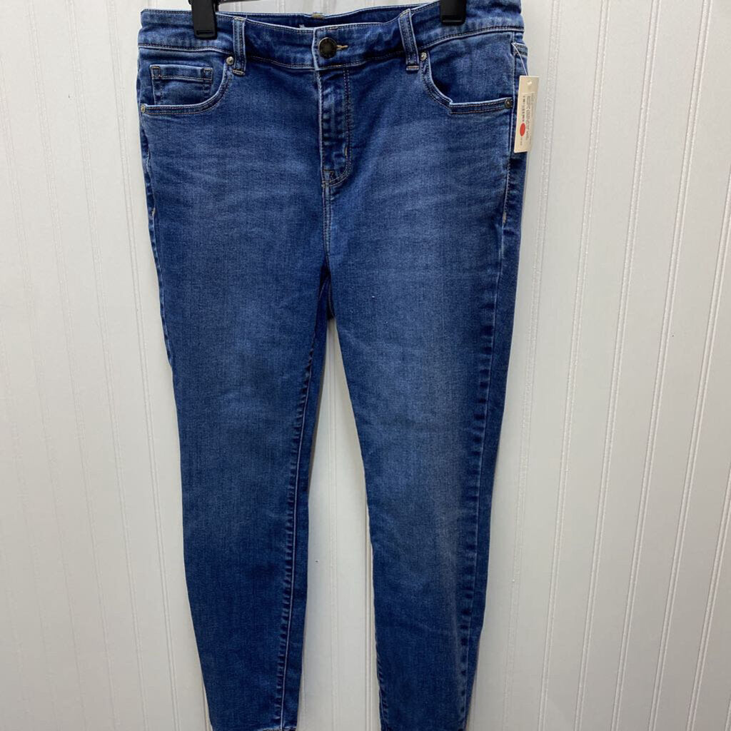 STRAIGHT FIT JEANS