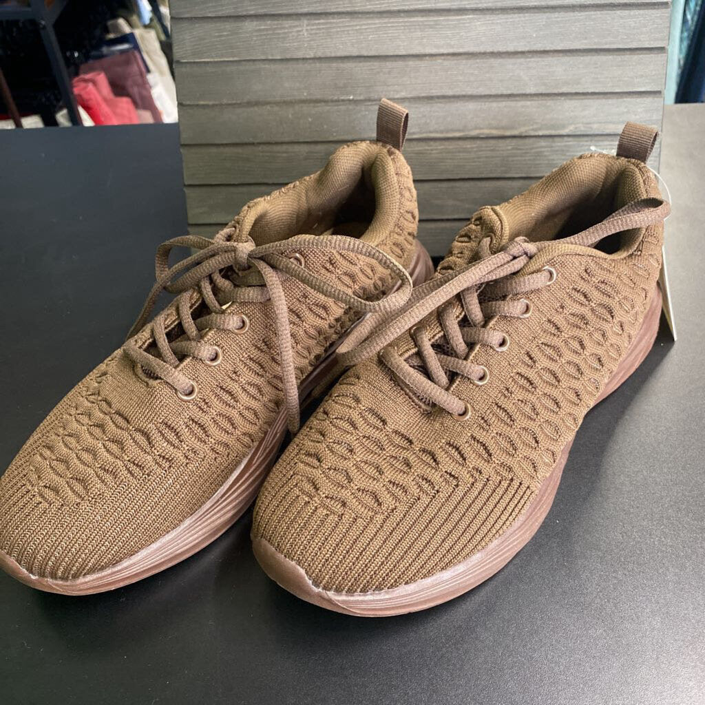 BASIC TENNIS SHOES