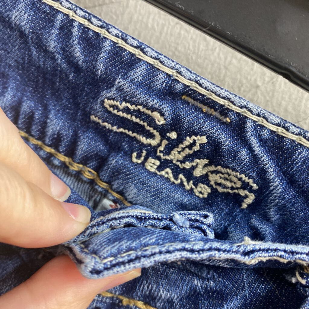 BOOT CUT DISTRESSED JEANS