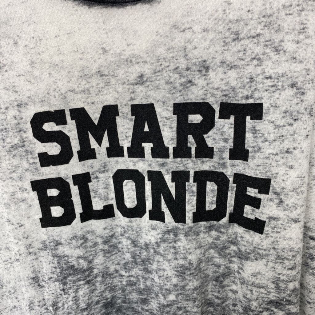 SMART BLONDE GRAPHIC TEE