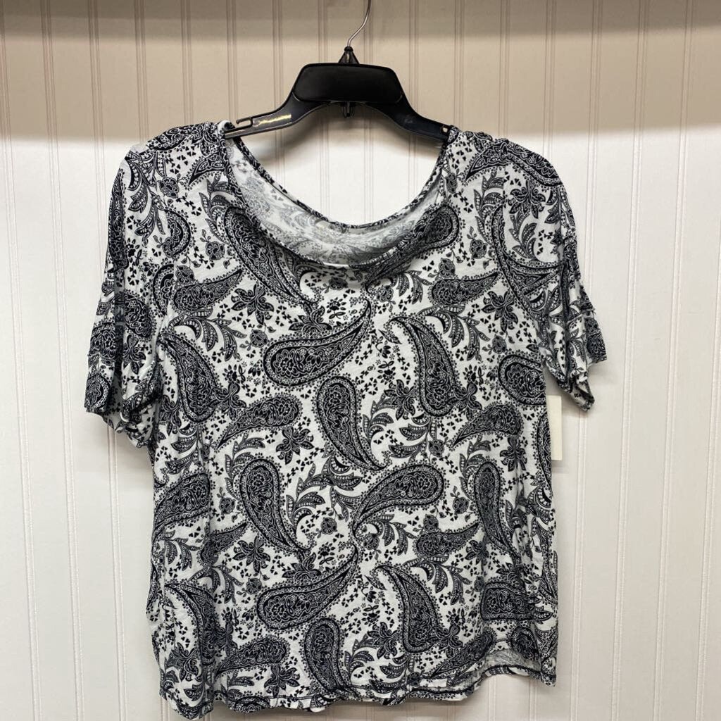 WHITE AND BLACK PAISLEY PRINT