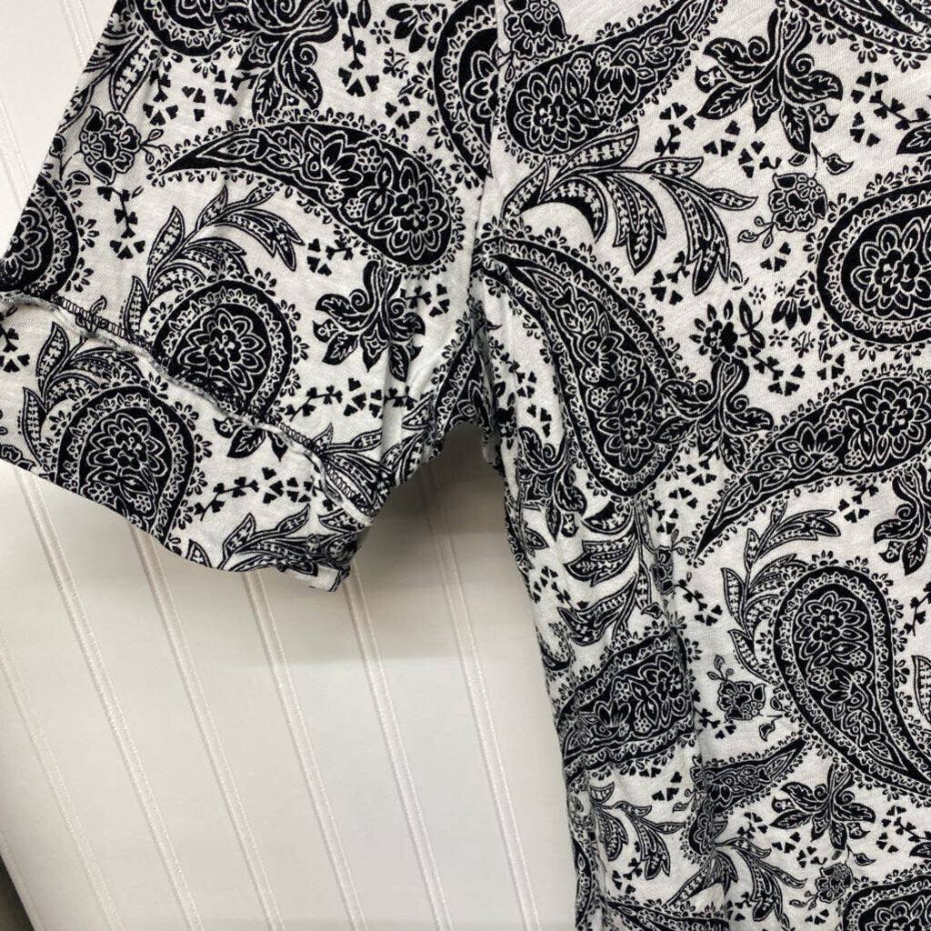 WHITE AND BLACK PAISLEY PRINT