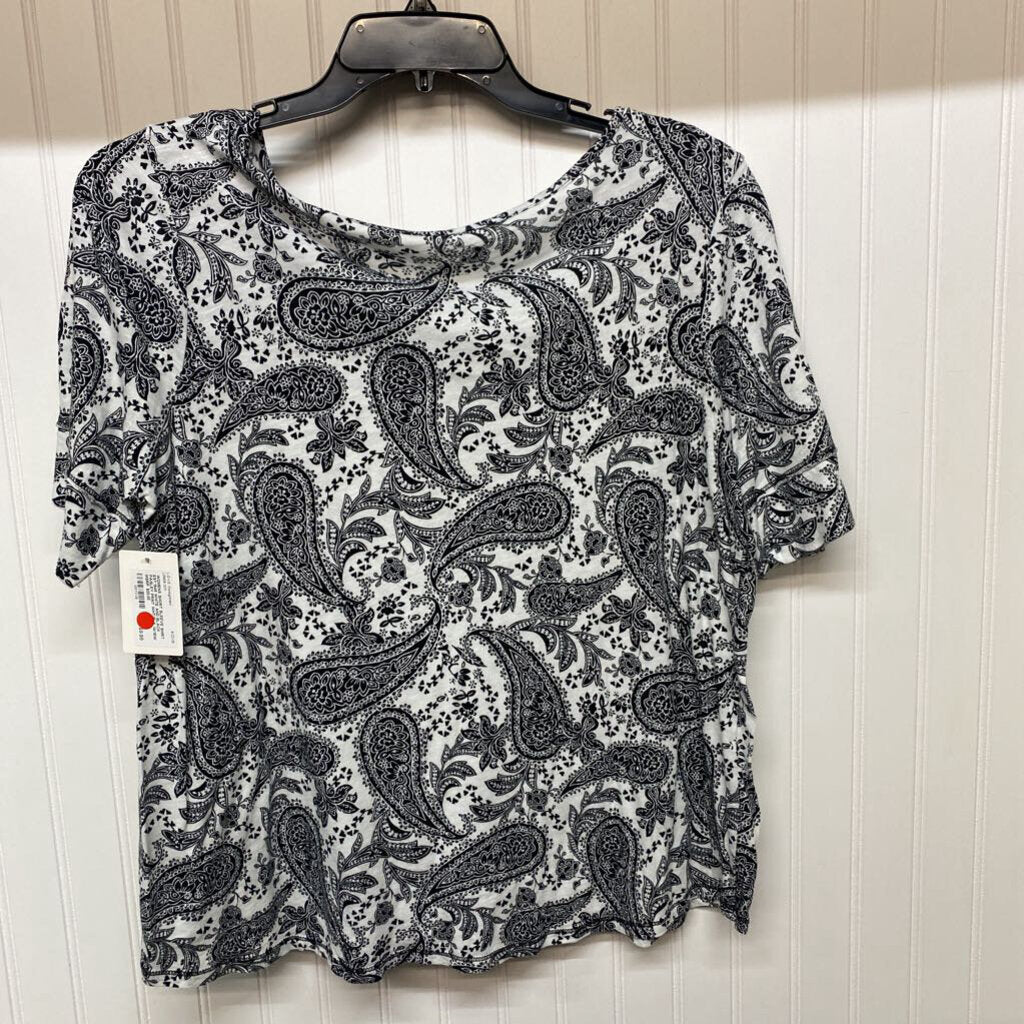 WHITE AND BLACK PAISLEY PRINT