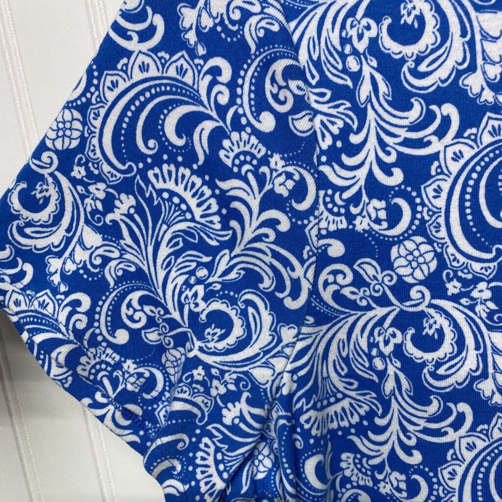 BLUE AND WHITE SHORT SLEEVED