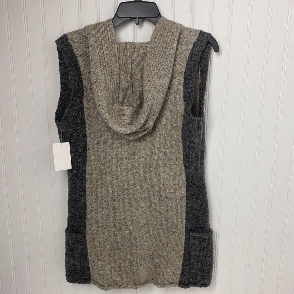 SLEEVELESS HOODED SWEATER