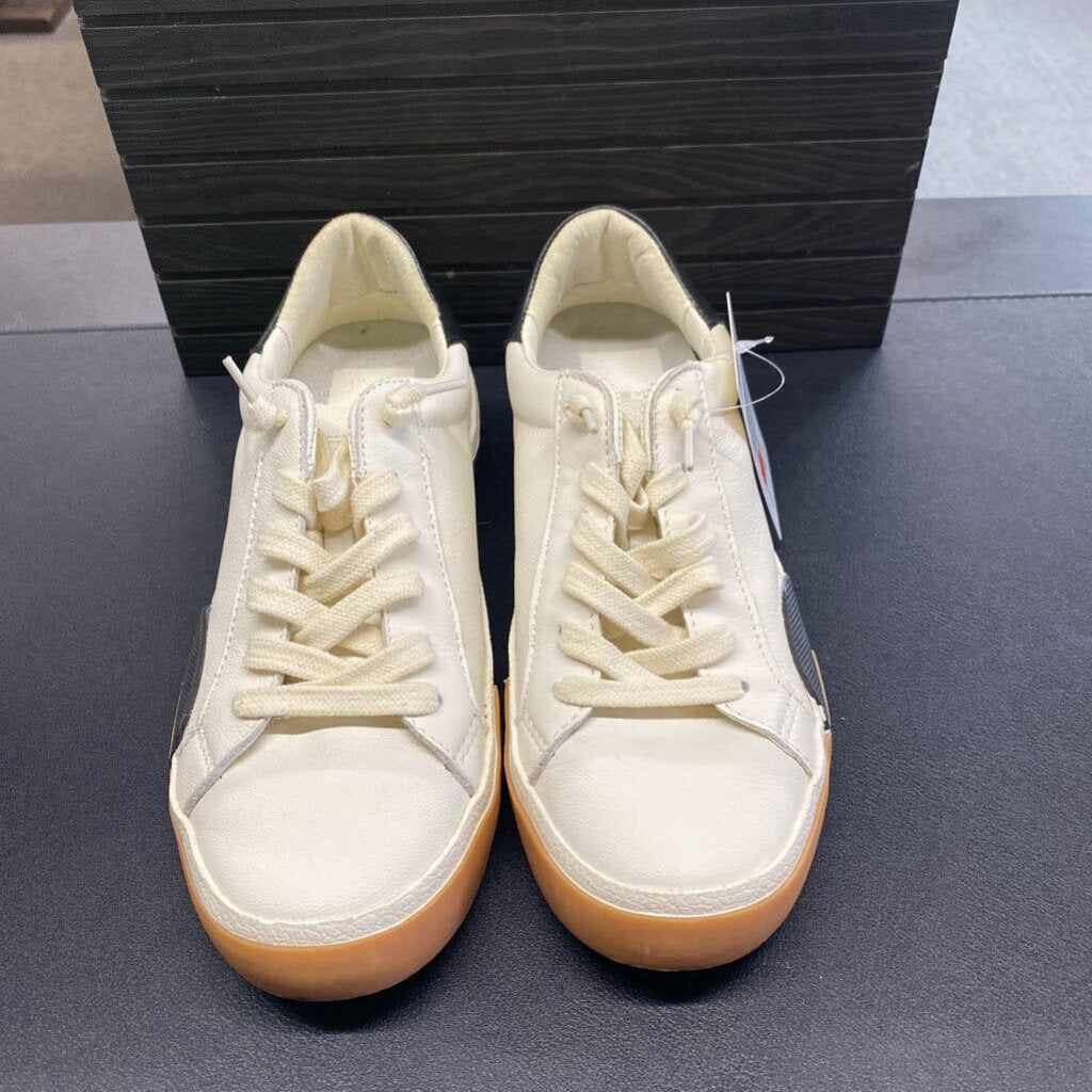 LACE UP TENNIS SHOES