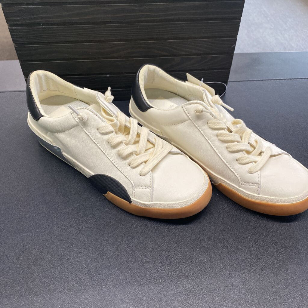 LACE UP TENNIS SHOES