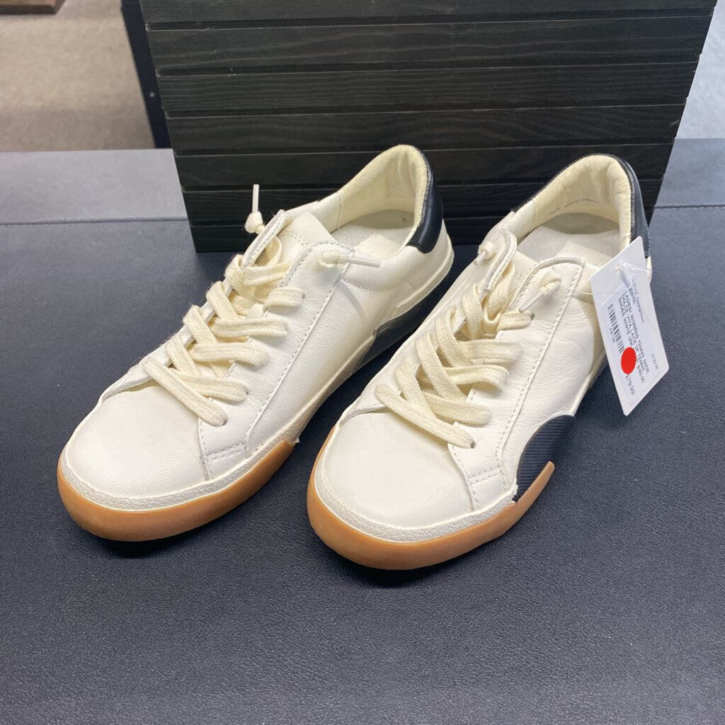 LACE UP TENNIS SHOES