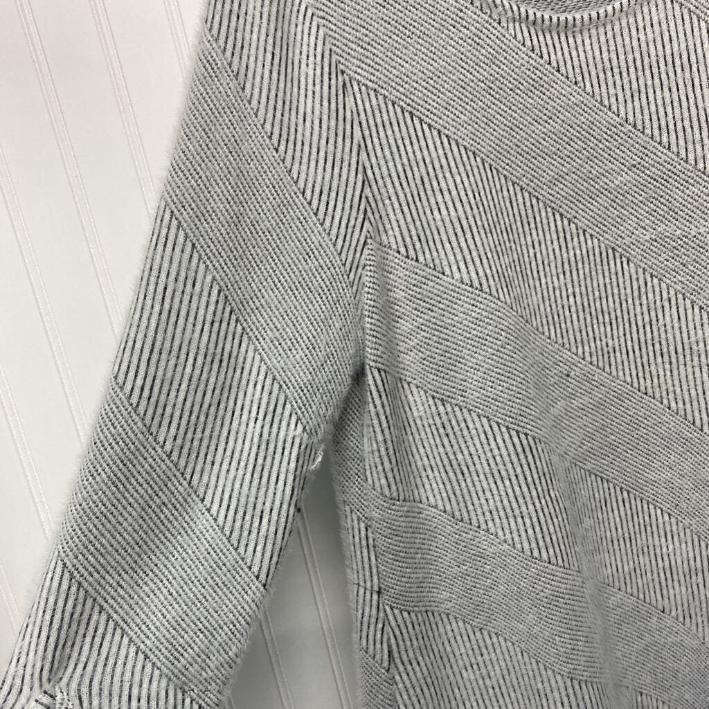*QUARTER LENGTH SLEEVE FUZZY TEXTURED SWEATER