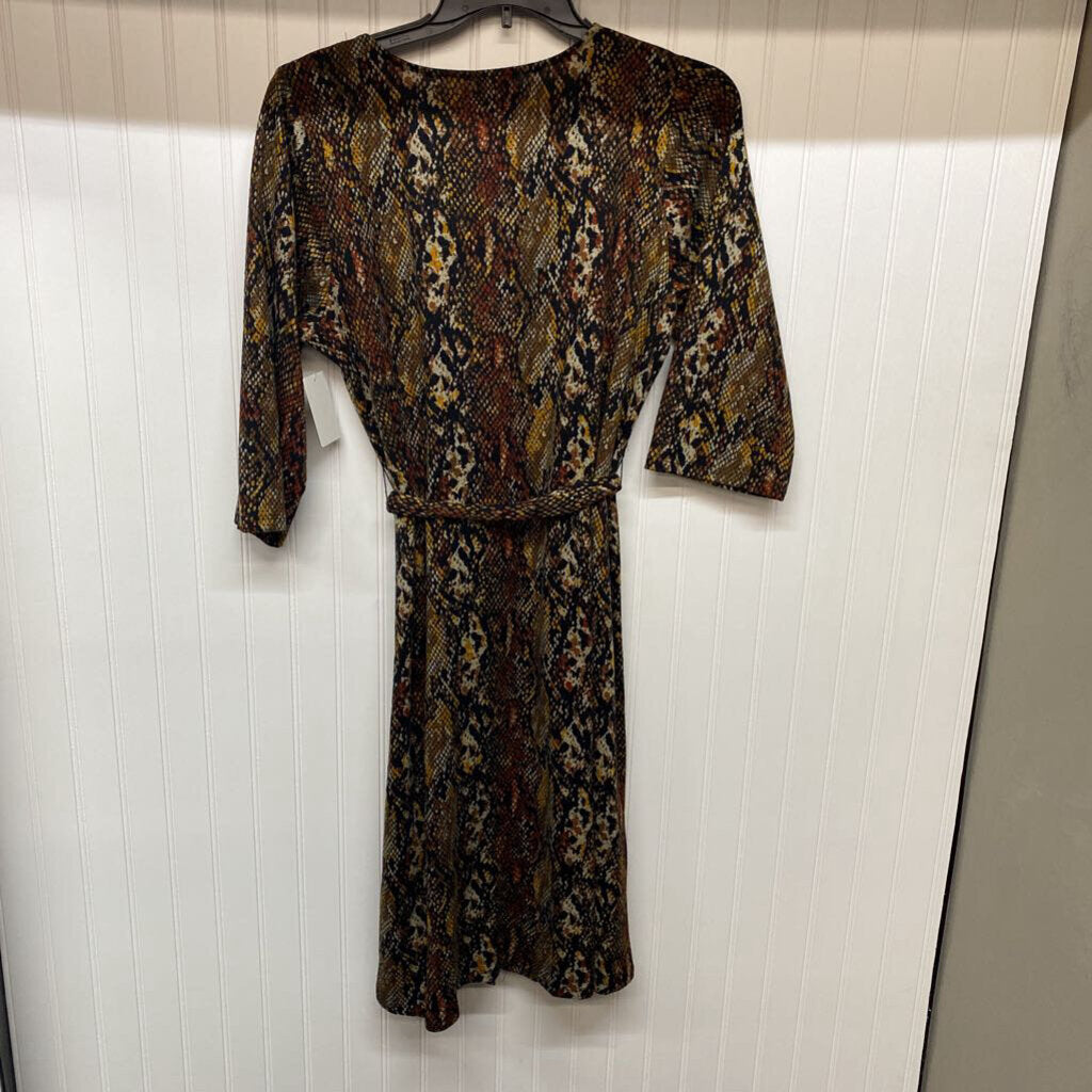*QUARTER LENGTH SLEEVE V NECK BUTTON UP DRESS