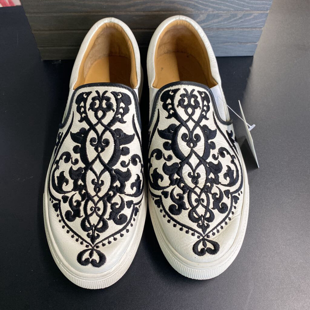 SLIP ON TENNIS SHOES