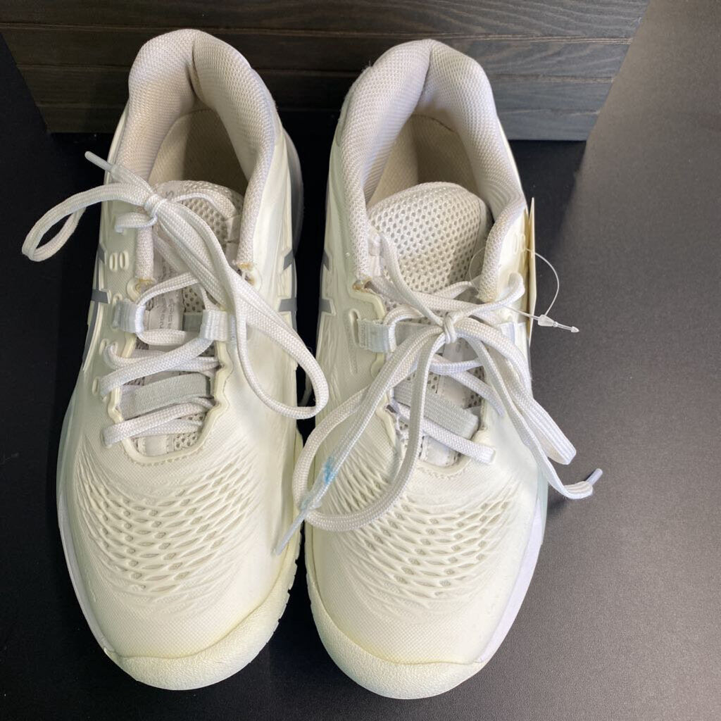LACE UP TENNIS SHOES