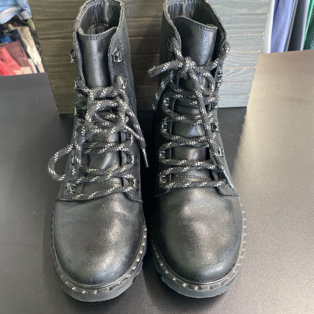 LACE UP HIKING BOOTS