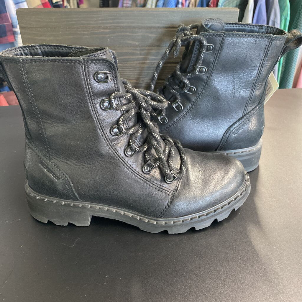 LACE UP HIKING BOOTS