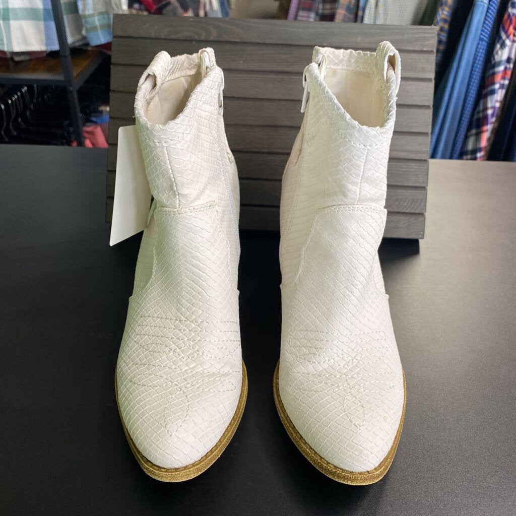 FAUX LEATHER ANKLE BOOTS