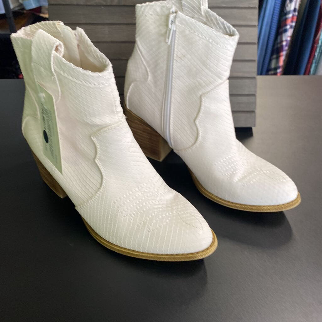FAUX LEATHER ANKLE BOOTS