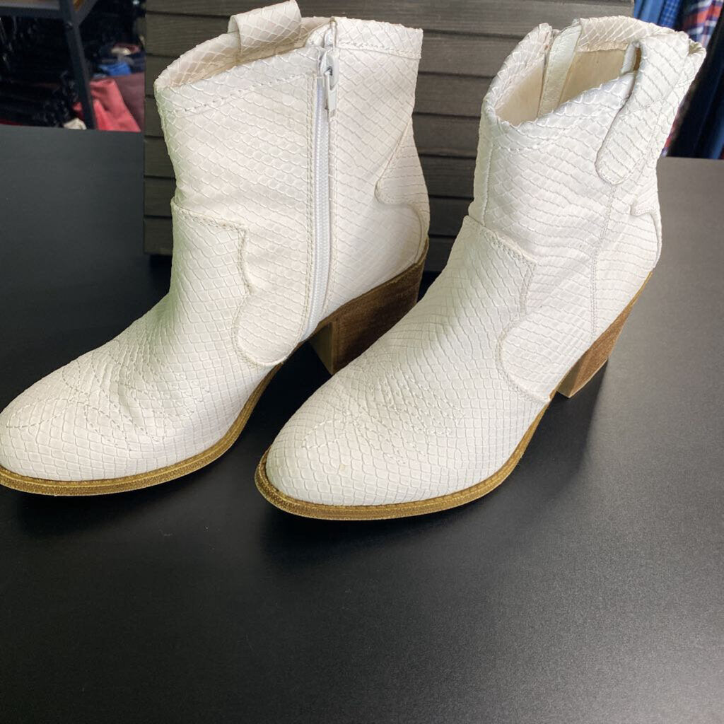FAUX LEATHER ANKLE BOOTS