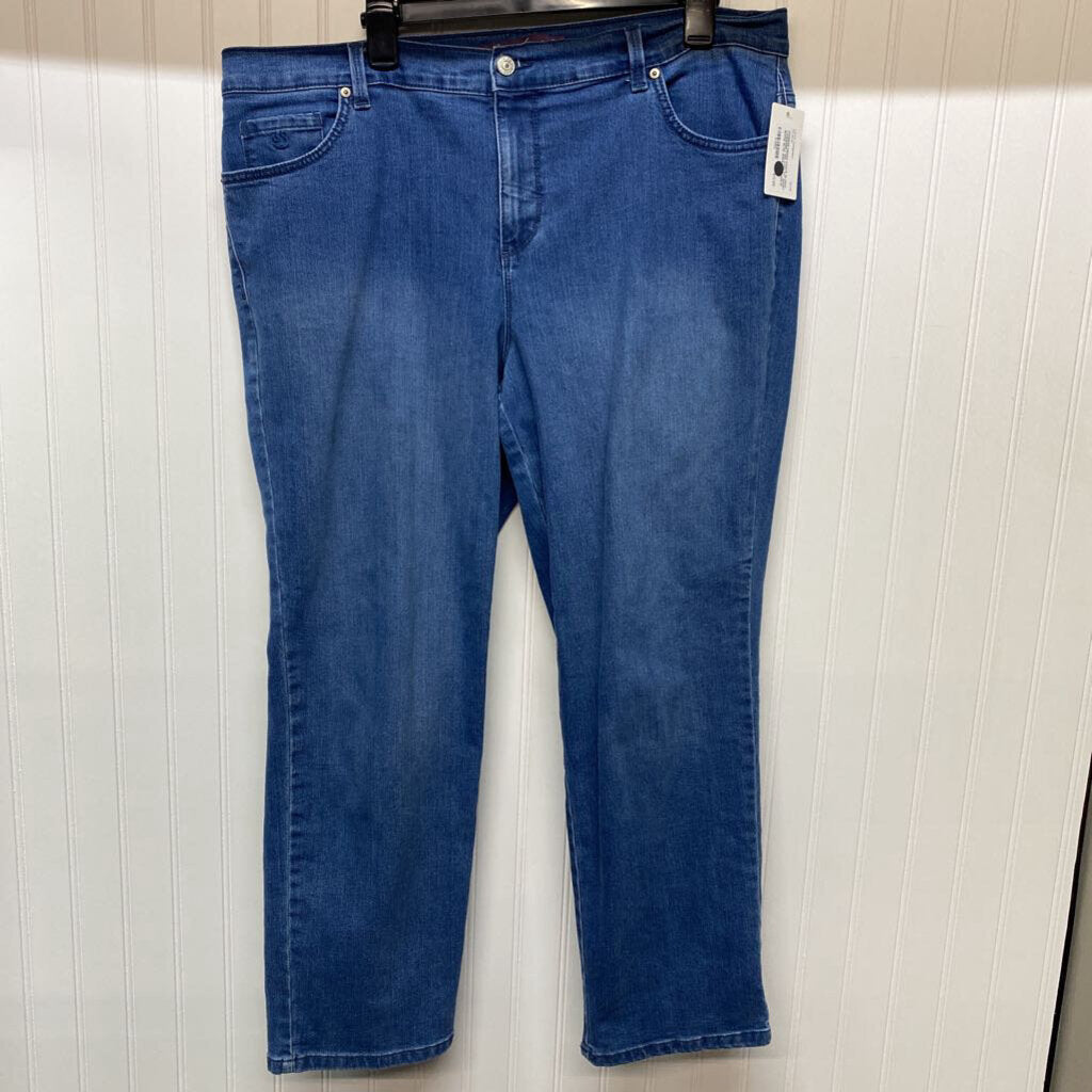 RELAXED FIT SHORT JEANS