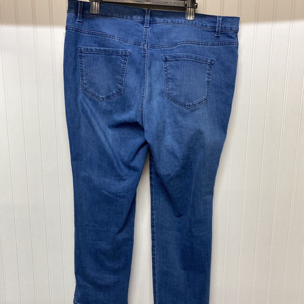 RELAXED FIT SHORT JEANS