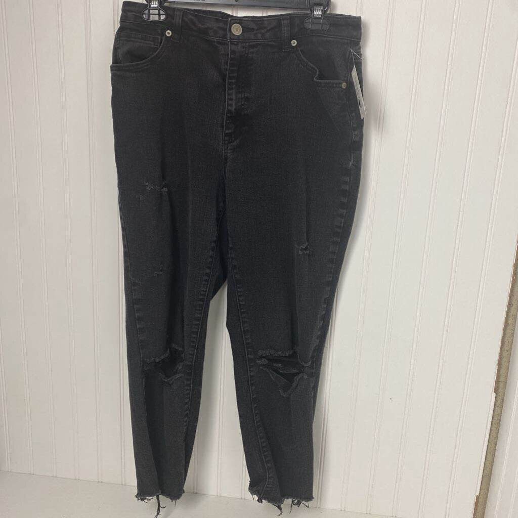 DISTRESSED DENIM JEANS